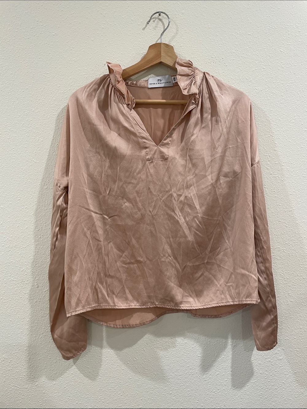 Never a Wallflower Champagne Pink Ruffle V-Neck Women's Blouse XS Quiet Luxury